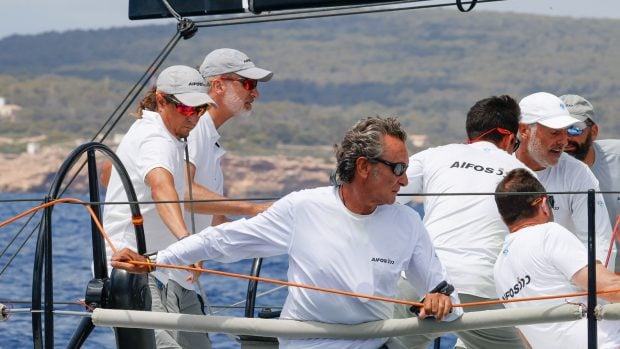 El Rey Felipe VI y su tripulaci&oacute;n durante la Copa del Rey de Vela / Gtres