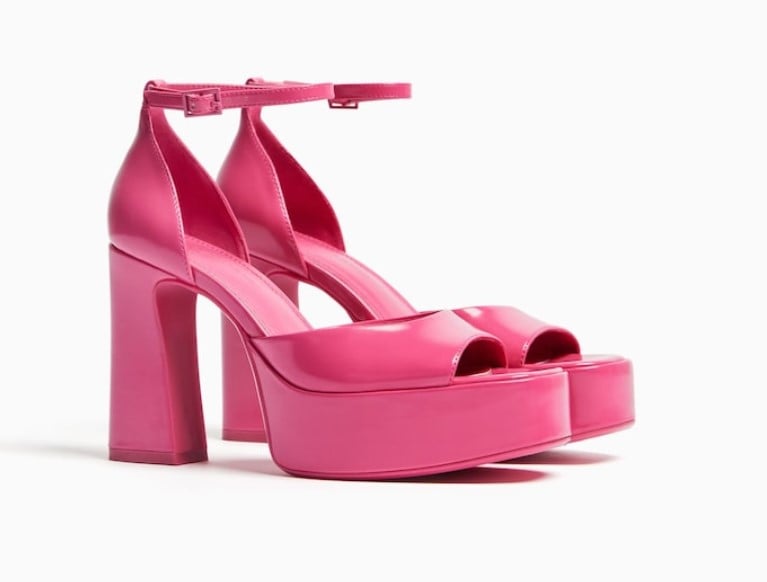 Las sandalias de Bershka inspiradas en Barbie m&aacute;s c&oacute;modas que te har&aacute;n unas piernas infinitas