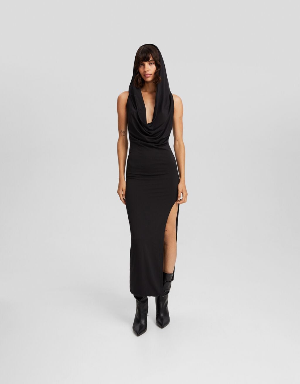 Este vestido con capucha de Bershka lo est&aacute; petando en las noches de verano espa&ntilde;olas