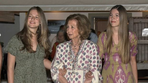 La Princesa Leonor y la Infanta Sof&iacute;a con su abuela en Mallorca / Gtres