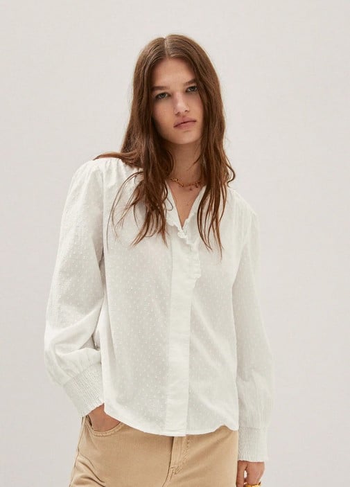 5 camisas blancas de nuestras tiendas favoritas por menos de 15 euros: son un b&aacute;sico en tu armario