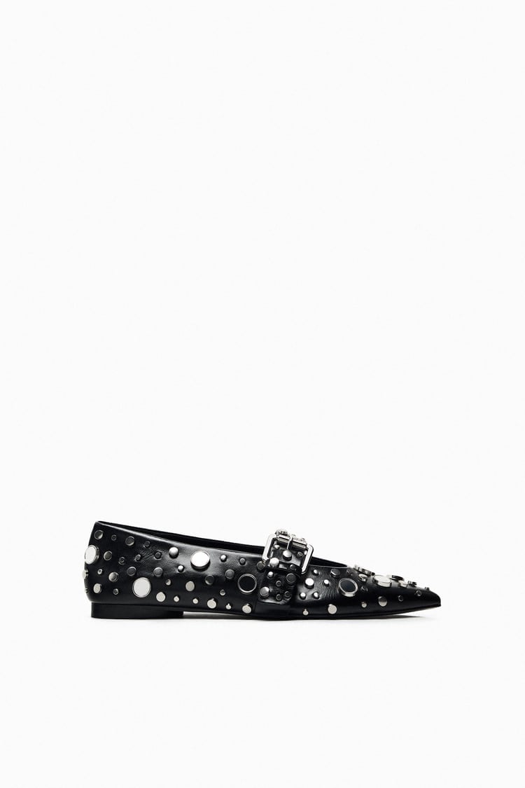 Las bailarinas &lsquo;dark&rsquo;: con hebillas y tachuelas las expertas confirman que estos zapatos ser&aacute;n un must este oto&ntilde;o
