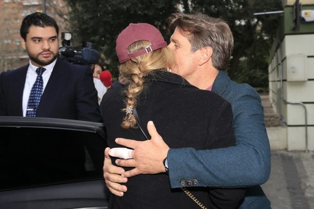 Alba D&iacute;az y su padre, Manuel D&iacute;az 'El Cordob&eacute;s', d&aacute;ndose un abrazo / Gtres