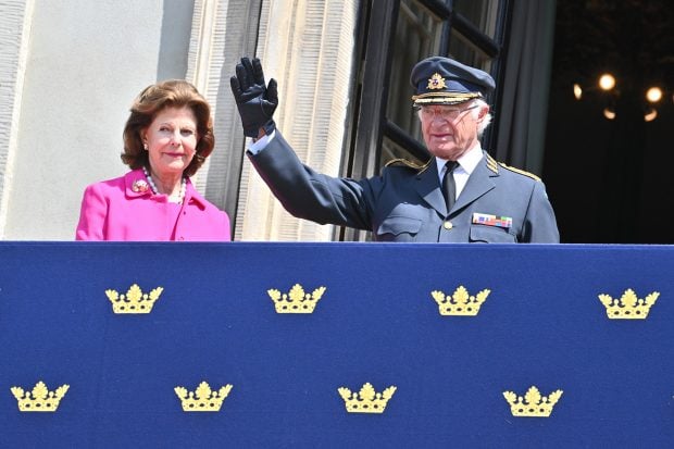 La Reina Silvia y el Rey Carlos Gustavo saludando desde el balc&oacute;n / Gtres