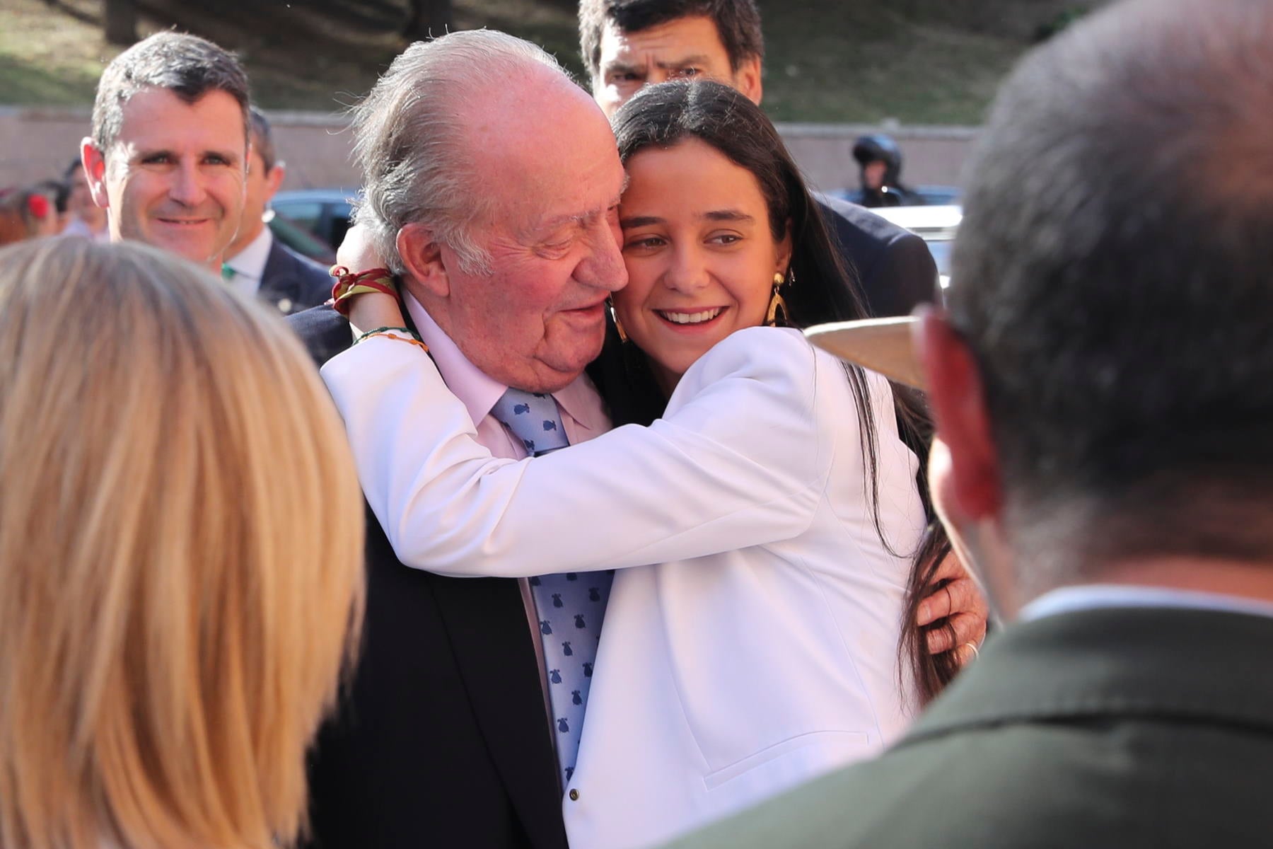 Victoria Federica abrazando a su abuelo / GTRES