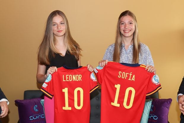 Leonor y Sof&iacute;a con la camiseta de la Selecci&oacute;n Espa&ntilde;ola de f&uacute;tbol femenino / Gtres