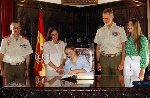 La Princesa Leonor firmando para entrar en la Academia Militar de Zaragoza / Gtres