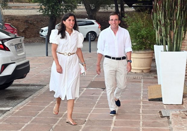 Almeida y su novia en Sotogrande / GTRES