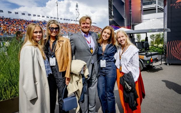 El rey de Holanda disfrutando de la F&oacute;rmula 1 / GTRES