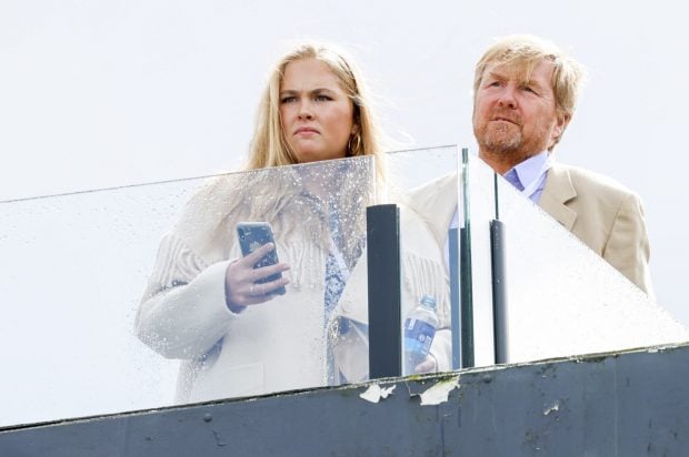 La princesa Amalia con el rey Guillermo / GTRES
