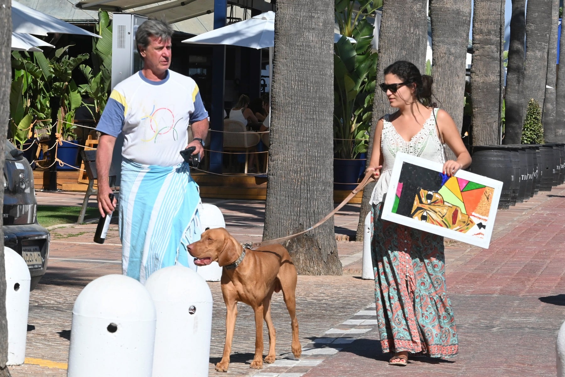 Cayetano Mart&iacute;nez de Irujo y su pareja, B&aacute;rbara Mirjan en Sotogrande/ Gtres