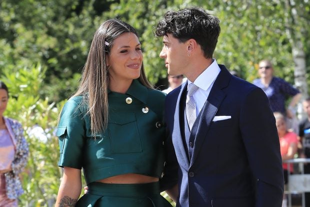 Daniel Illescas y Laura Matamoros en la boda de María Pombo. (Foto: Gtres)