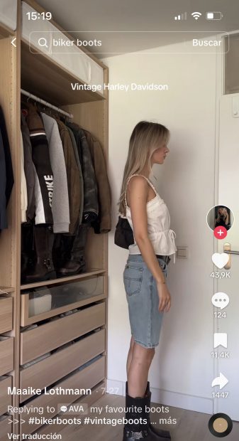 Influencer luciendo un modelo de biker boots / Redes sociales