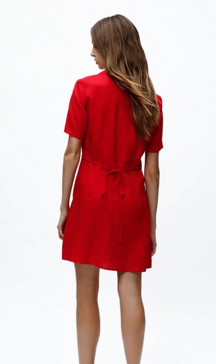 El vestido de Lefties que va de la mano de las tendencias de este oto&ntilde;o: el rojo pasi&oacute;n toma las pasarelas