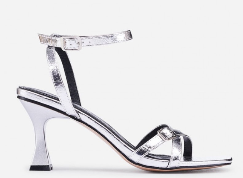 La fant&aacute;stica sandalia de tac&oacute;n plateada inspirada en el estilo de Lady Di est&aacute; rebajada a 12,99&euro; en Marypaz