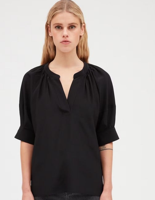 La blusa de seda con mangas abullonadas ideal para dar una imagen elegante y sofisticada