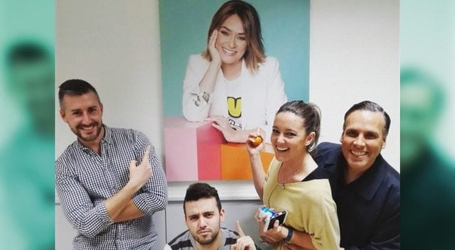 Antiguo equipo de 'Viva la Vida' con la foto de To&ntilde;i Moreno en Mediaset