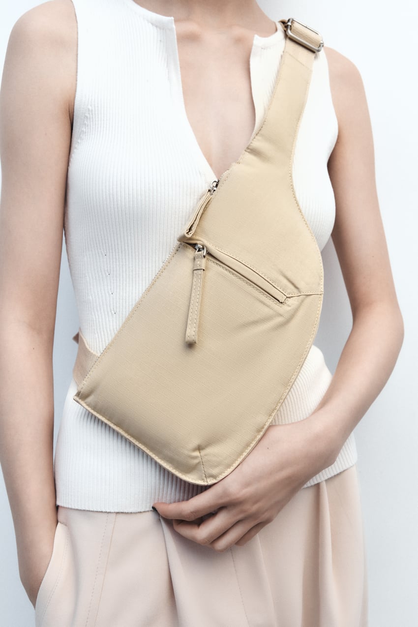 Zara apuesta por los looks de los 80 con este bolso ri&ntilde;onera que estar&aacute; en todas las pasarelas