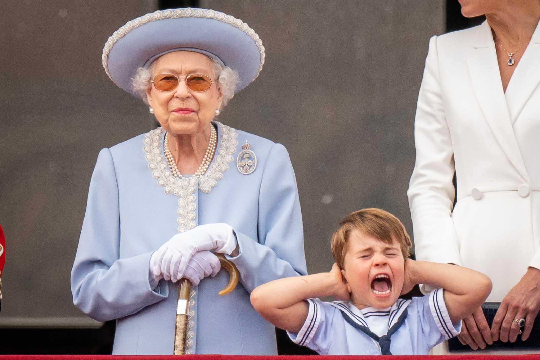 El pr&iacute;ncipe Louis y la Reina Isabel II durante el jubileo de la monarca / Gtres