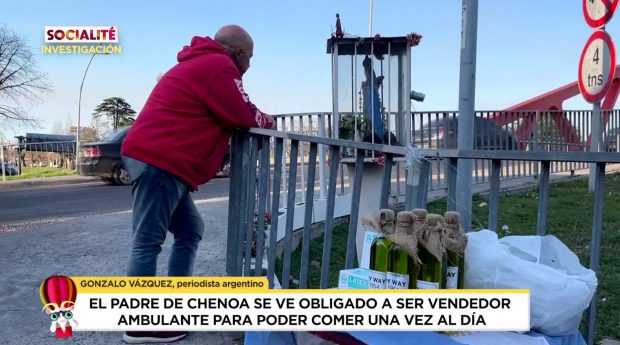 El padre Chenoa en su puesto ambulante / Socialit&eacute;