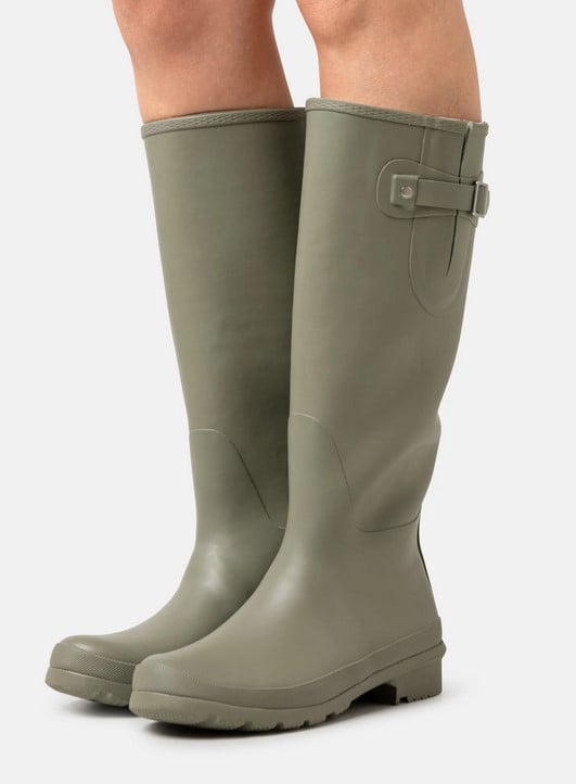 Zalando tiene de oferta las botas de agua de color verde militar ideales para estos días de lluvias