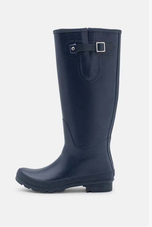 Zalando tiene de oferta las botas de agua de color verde militar ideales para estos días de lluvias