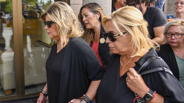 Terelu Campos y Carmen Borrego dan el &uacute;ltimo adi&oacute;s a Mar&iacute;a Teresa Campos/ Gtres