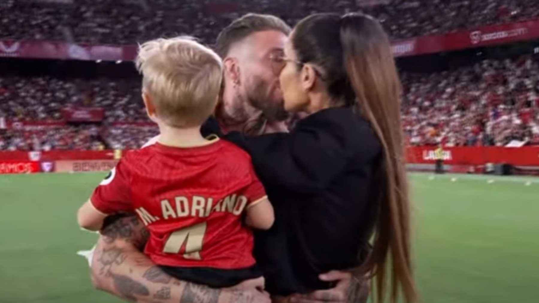 Pilar Rubio y Sergio Ramos en la presentaci&oacute;n del futbolista en Sevilla / YouTube