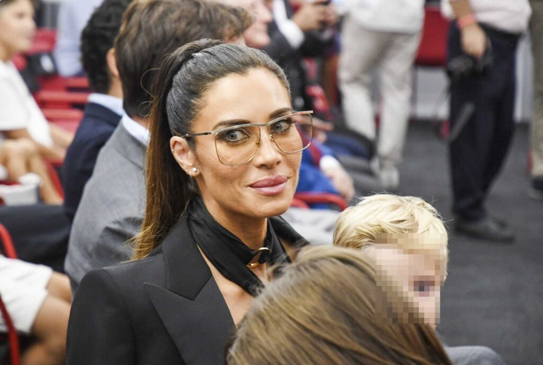 Pilar Rubio durante la presentaci&oacute;n de Sergio Ramos como fichaje del Sevilla FC / Gtres