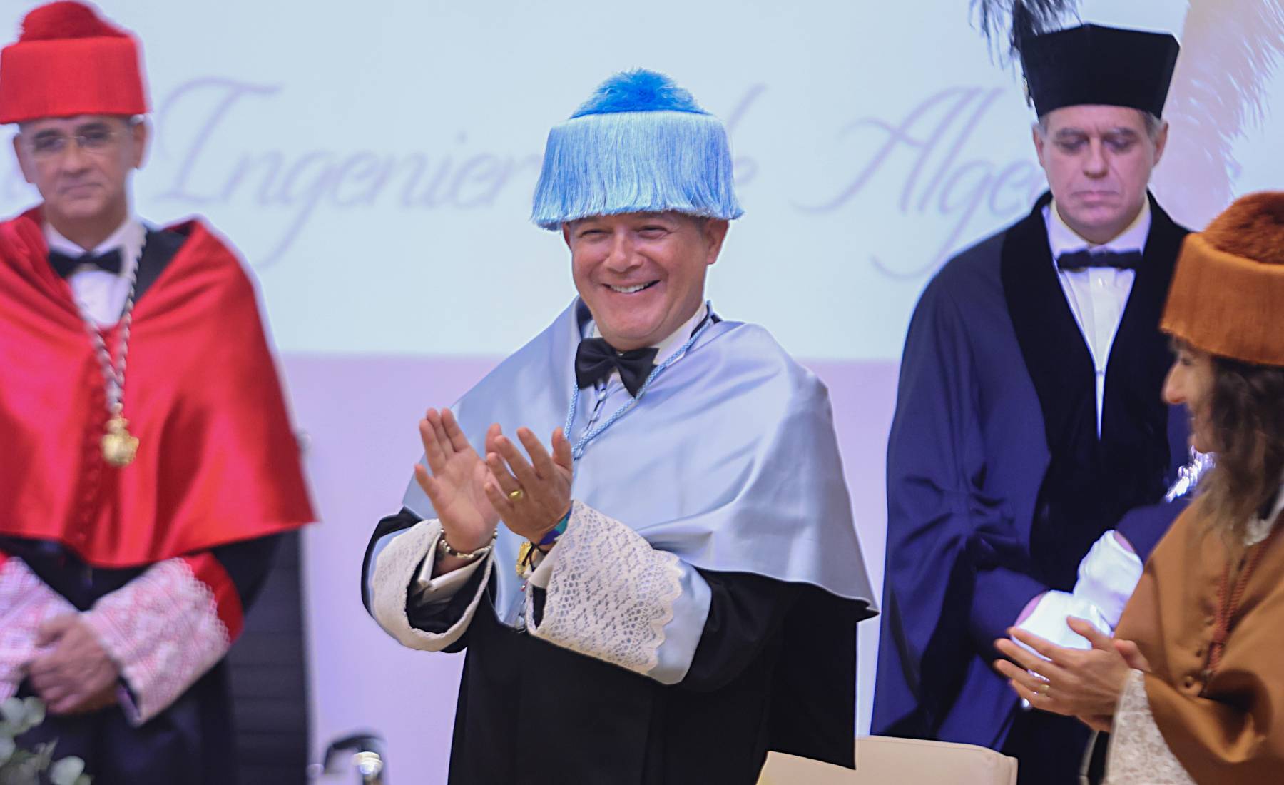 Alejandro Sanz en la Universidad de C&aacute;diz/ Gtres