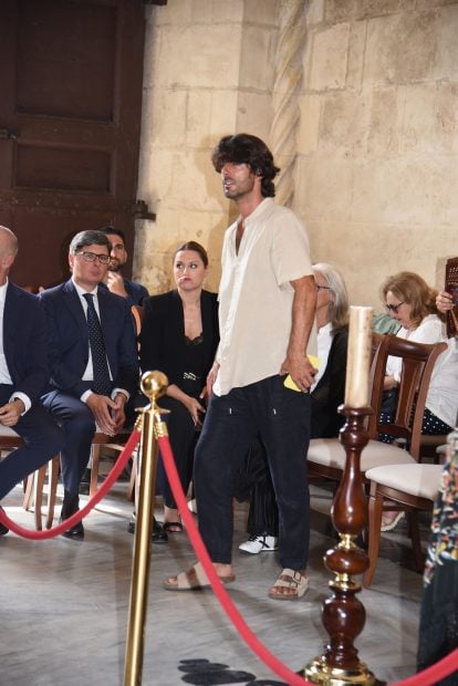 Alejandro, el hijo de Mar&iacute;a Jim&eacute;nez, en la capilla ardiente de la artista / Gtres