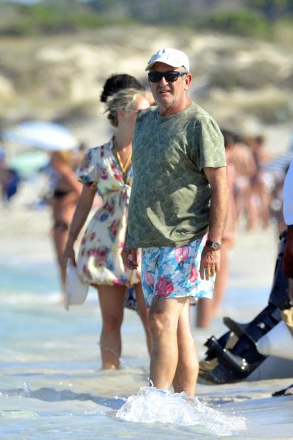 Karlos Argui&ntilde;ano en la playa / GTRES