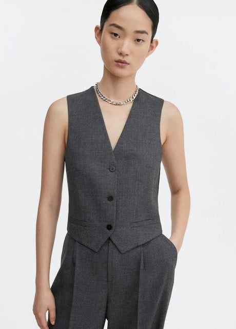 El chaleco sigue siendo tendencia este oto&ntilde;o: estos son los cinco b&aacute;sicos para combinar con una blusa b&aacute;sica