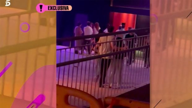 Álvaro Muñoz Escassi en actitud cariñosa con otras mujeres / 'Fiesta'