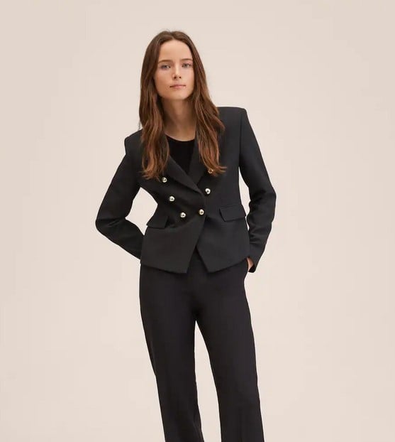 5 blazers de Mango Outlet baratas, cómodas y perfectas para los días de lluvia