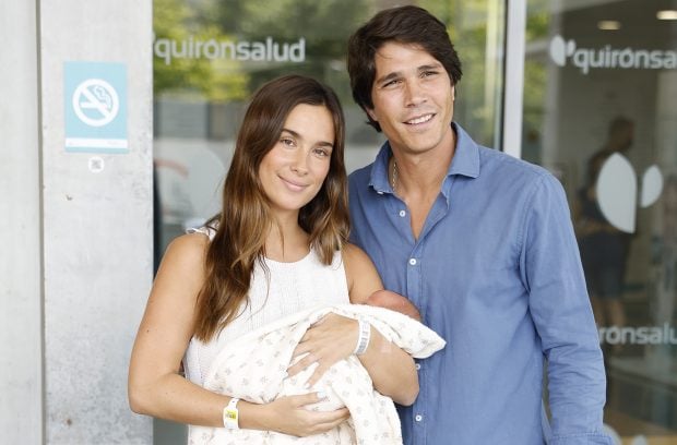 María Pombo y Pablo Castellano presentando a su hija Vega / Gtres