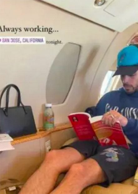 Rauw Alejandro leyendo un libro / Redes sociales