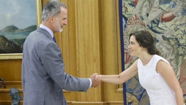 El Rey saludando a Isabel Díaz Ayuso / Casa Real