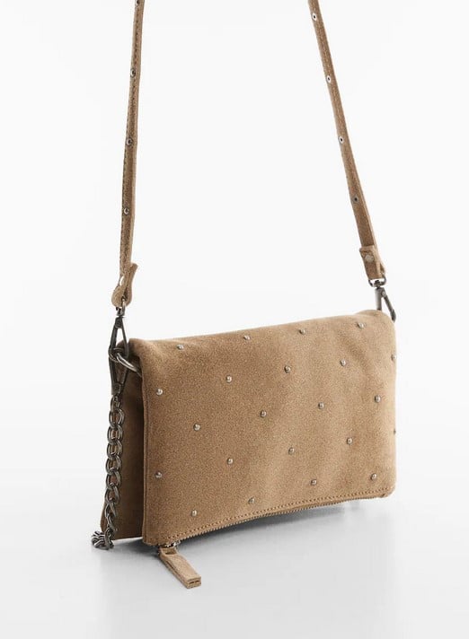Mango no desaprovecha la oportunidad y saca el mejor bolso cruzado de piel de ante que tendrás todas las influencers