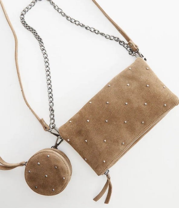 Mango no desaprovecha la oportunidad y saca el mejor bolso cruzado de piel de ante que tendrás todas las influencers