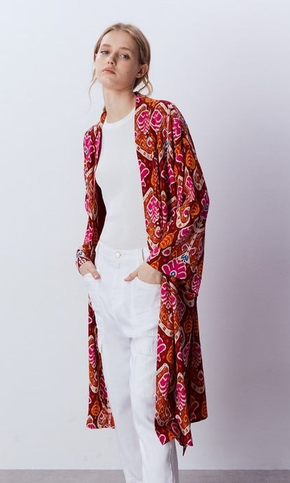 Sfera rebaja el kimono largo que va a ser tu salvación durante el entretiempo