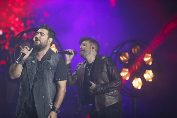 Pablo López cantando con Antonio Orozco / GTRES