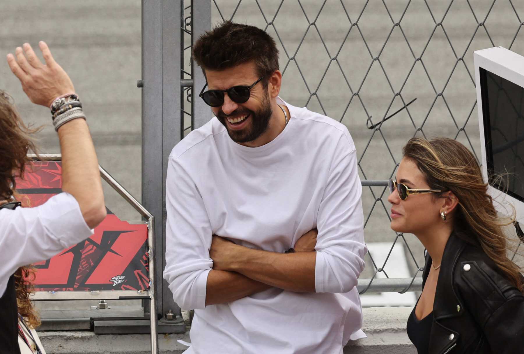 Gerard Piqu&eacute; junto a Clara Ch&iacute;a en el circuito de MotoGP de Barcelona / Gtres