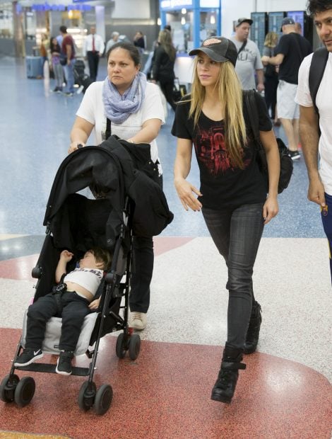 Shakira y su ni&ntilde;era, Lili Melgar, en el aeropuerto de Miami / Gtres