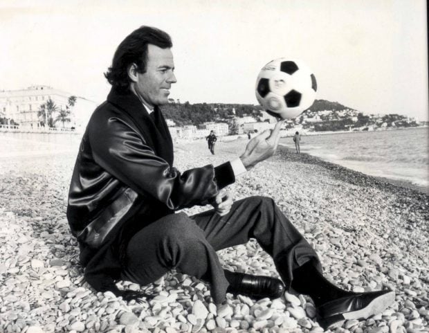 Julio Iglesias posando con un bal&oacute;n / GTRES