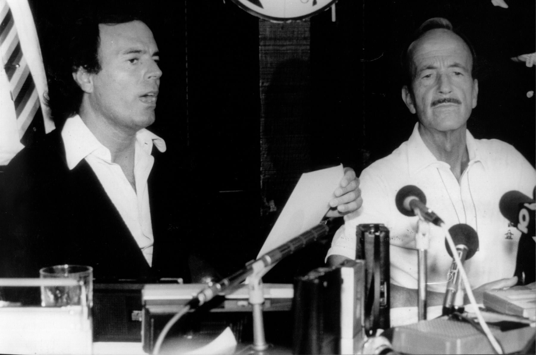 Julio Iglesias con su padre tras la liberaci&oacute;n / GTRES