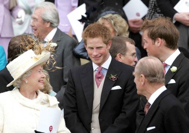 Isabel II y el pr&iacute;ncipe Enrique en la boda de Carlos de Inglaterra y Camila de Cornualles / Gtres