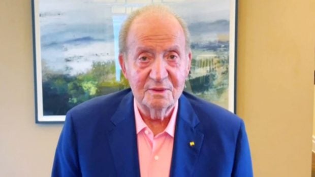 Juan Carlos I felicitando a Julio Iglesias / 'Y ahora Sonsoles'