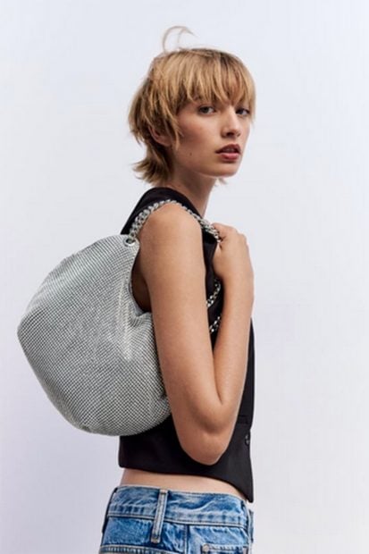 Bolso plateado de Zara / Zara
