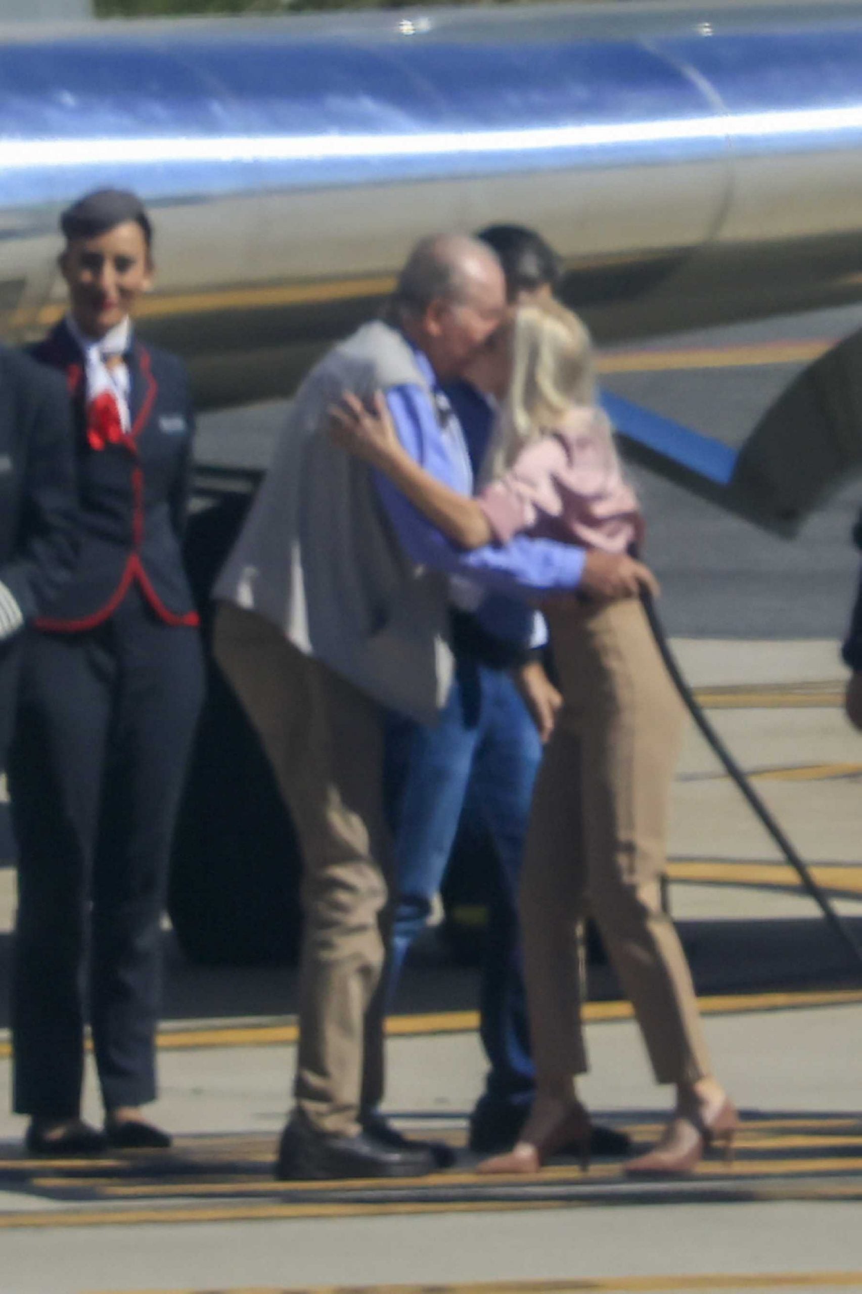 Don Juan Carlos I a su llegada al aeropuerto de Vigo / Gtres